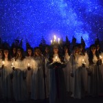 Lucia framför strålande stjärnhimmel.