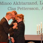 Sven Engkvist medaljerar landshövdingen. I bakgrunden arkeolog Clas Pettersson som också medaljerades.