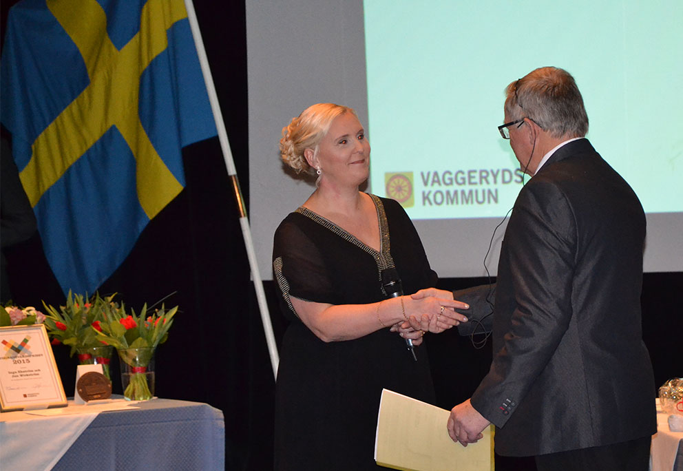 Elin Ljungqvist tar emot kulturpriset 2015 av kommunfullmäktiges ordförande Christer Holmgren, för övrigt före detta lärare till Elin.