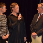 Miljöstipendiaterna Therese Hammargren och Charlotta Carlén resonerar kring biodling med fullmäktiges ordförande Christer Holmgren, själv biodlare.