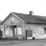 Ernst Gustavssons butik sommaren 1965 inför rivningen. Bilden togs på exakt samma plats som den med SW Livs. Foto: Byarums Hembygdsförening.