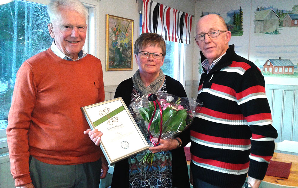 Maj-Lis Ohlsson flankerad av vice ordförande Thore Ohlsson och ordförande Roland Emanuelsson.