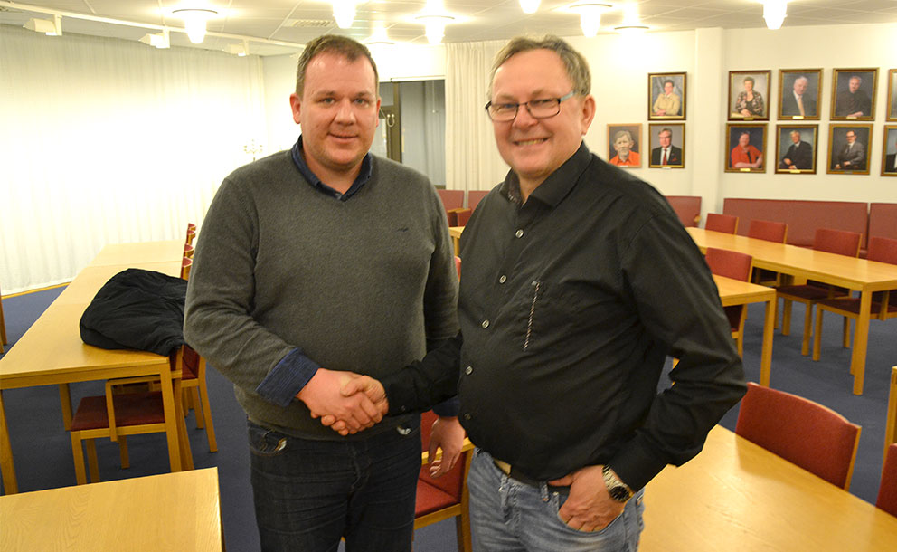 Socialnämndens ordförande Gert Jonsson (M) välkomnar nytillträdde vice ordförande Peter Fransson (S). 