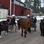 Elever och hästar i det första daglägret.