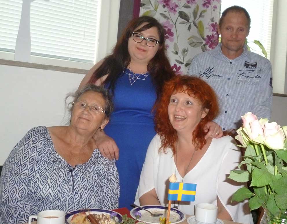 Ludmila med familj vid en fest. Nu är det i stället sorg efter utvisningsbeslutet