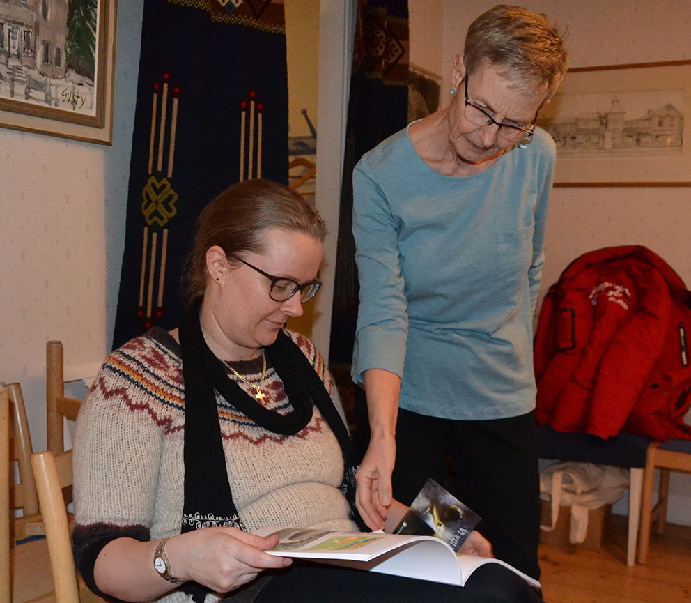 naturskyddsföreningens ordförande Lisbeth Karlsson berättar om innehållet i boken om vattenkällorna för Malin Rehnstedt. 