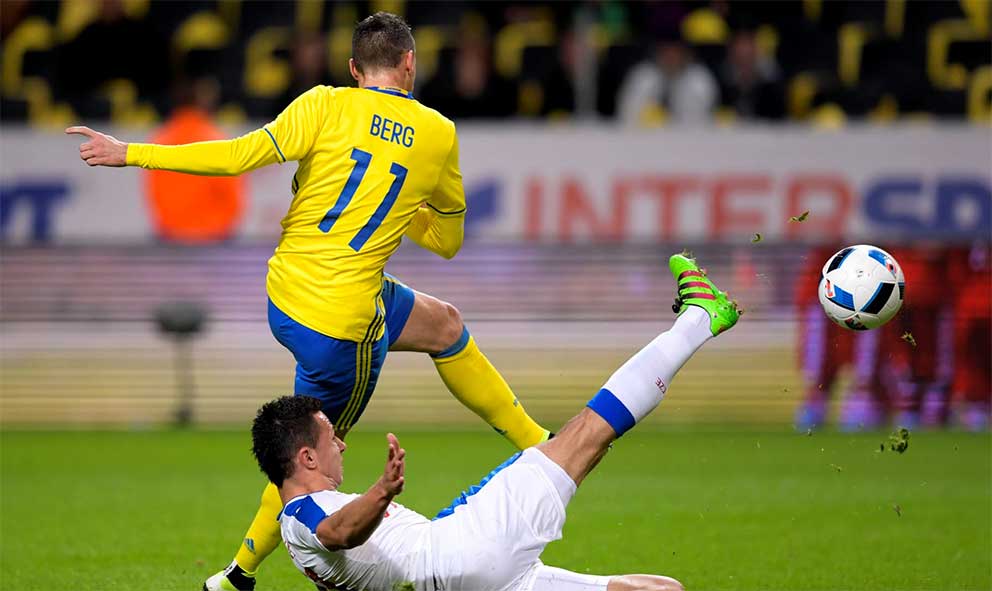 Marcus Berg är först på bollen och sätter dit 1-0 på ett inspel från Martin Olsson. FotO: Svenska Fotbollförbundet