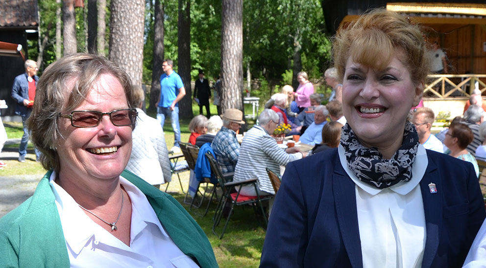 Vid hembygdsföreningens 80-årsjubileum den 1 augusti förra året bekantade sig damklubbens ordförande Britt Lorentzon med förra landshövdingen Minoo Aktharzand. 