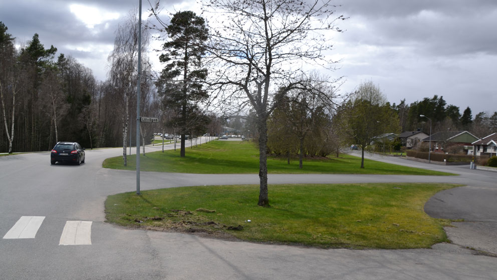 Huvudspåret är att bygga den nya högstadieskolan här, mellan Lillvägen till höger, och Linnarmaden till vänster. Gatan till vänster är Verner Malmstens väg.