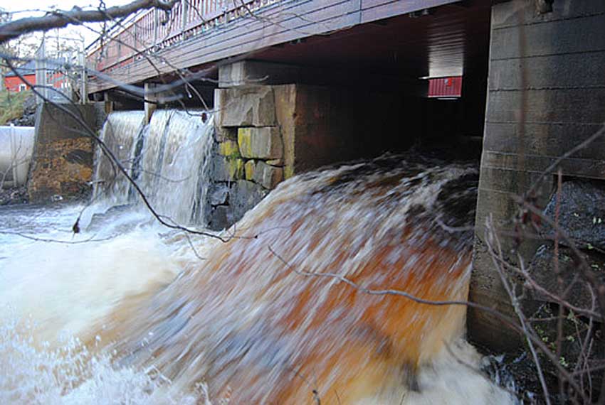 Högvatten i Götafors när stora vattenmängder måste släppas förbi turbinen. 