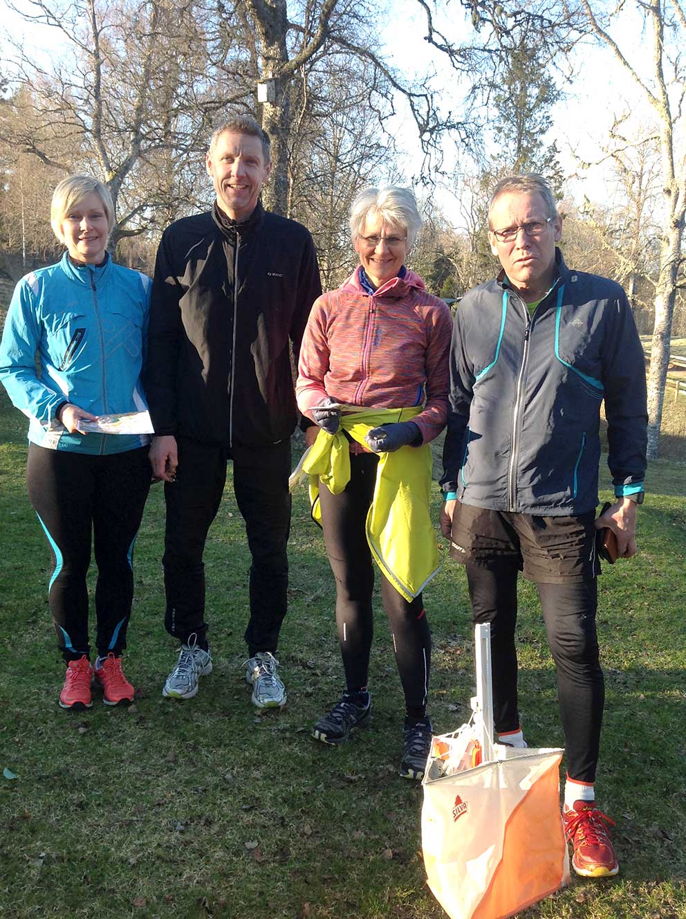 Fyra deltagare gör sig klara för tisdagskvällens övning: Från vänster Gunitha Robertsson, Kent Robertsson, Anna-Karin Näreby, Göran Olsson.