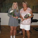 Amanda Davidsson och Gunilla Otterberg med blommor.