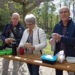 Roland och Inga-Lill Emanuelsson njuter av morgonkaffet tillsammans med Gunnar Ohlsson.