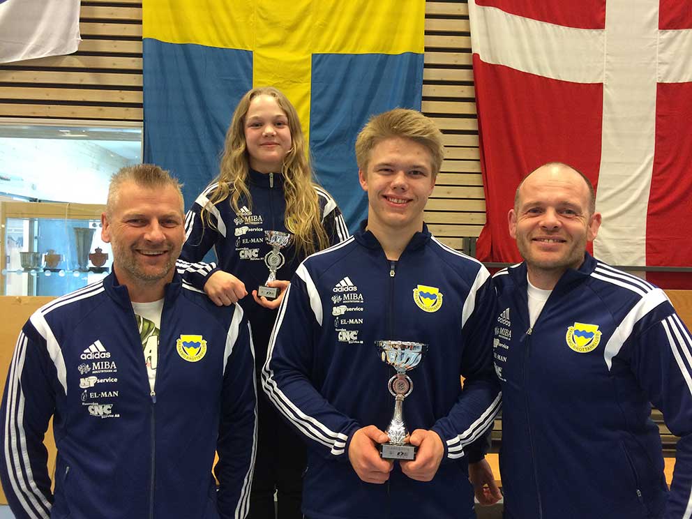 Framgångsrika: Längst bak Nora Svensson samt från vänster Lars Johansson (tränare), Elias Kenneryd och Henrik Nilsson (tränare),