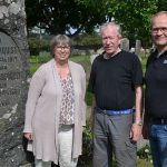 Kristina Nordquist, Håkan Johansson och Lars Andersson håller i trådarna för kyrkogårdsvandringarna.