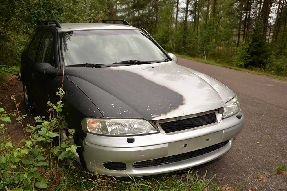 Bilen saknar skyltar och är omlackerad till hälften.