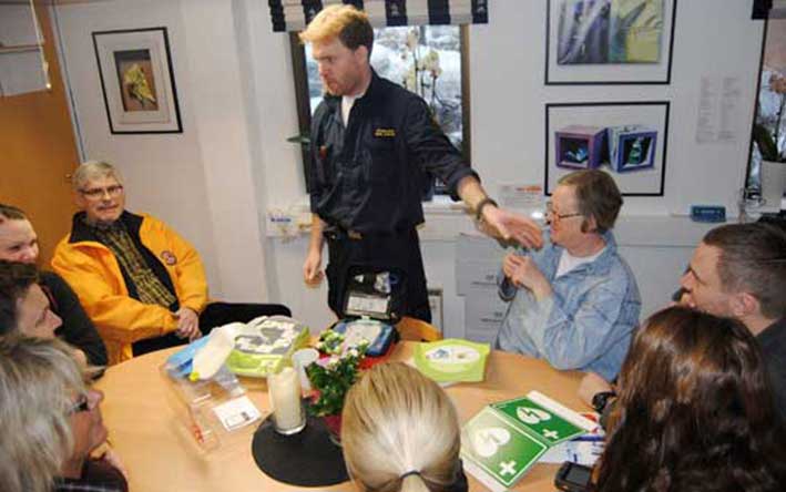 Mats Karlsson från räddningstjänsten i arbete med utbildning av personal för användning av hjärtstartare. 