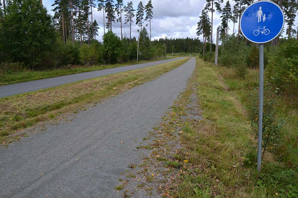 Cykelvägen vid hundklubben med stenmjöl istället för asfalt. 