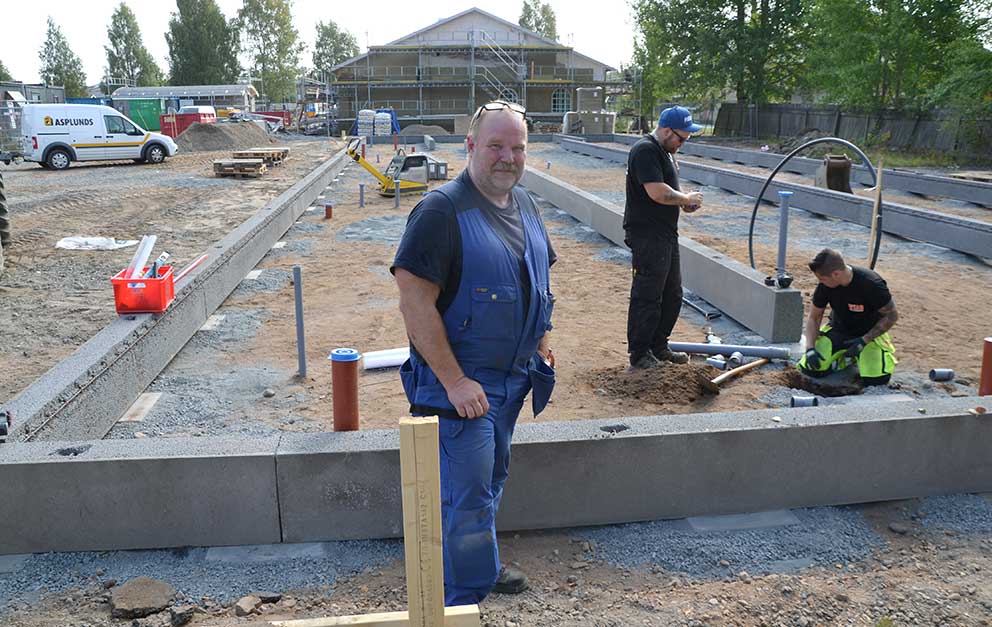 Bengt-Åke Hjalmarsson med arbetskamrater vid grunden för den nya skolan. I bakgrunden C.Svenssons smedja/familjecentralen. 