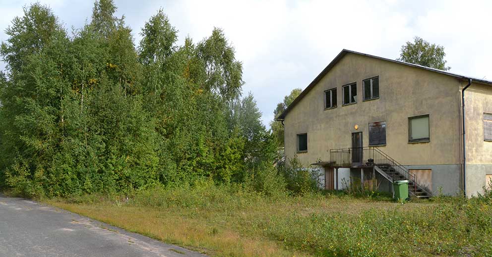 Fastigheten från sydväst, alltså det höga staketet utmed järnvägen. till höger gamla Krahner. 