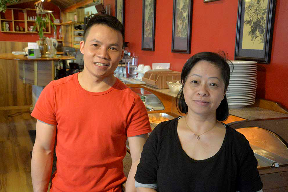 Till vänster nya ägaren, Dinh Trong Tran som köpt restaurangen av Thuy Pham