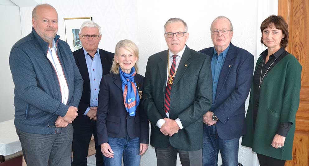  Styrelsen med Anders Wahlgren, Håkan Strömqvist, Jonas Sandgren och Inger Ågren tillsammans med distriktsguvenören Birgit Hanzén och Rotaryklubbens president Christer Holmgren.