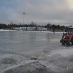 Isen spolas på Idrottsplatsen i Vaggeryd.